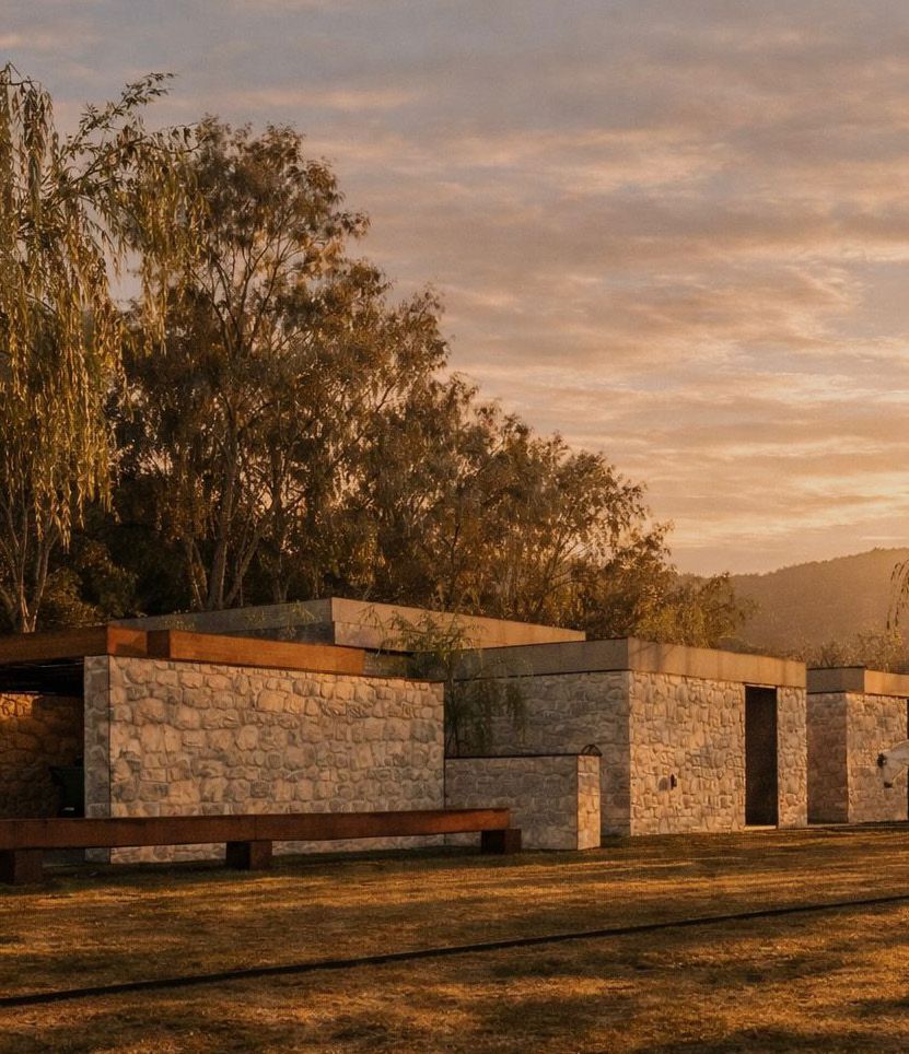 Render de referencia: villa de piedra al atardecer